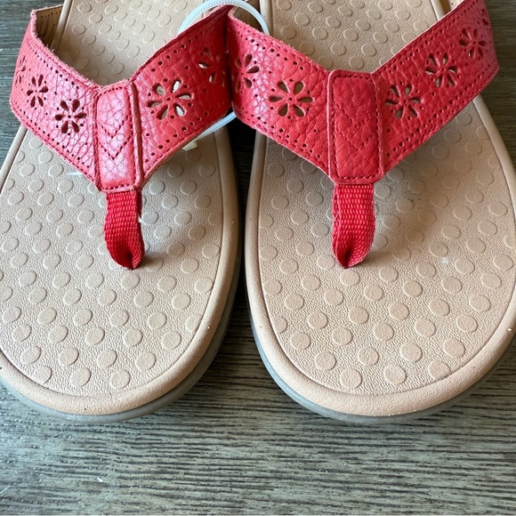 Red floral Vionic flip flops - Picture 2 of 6